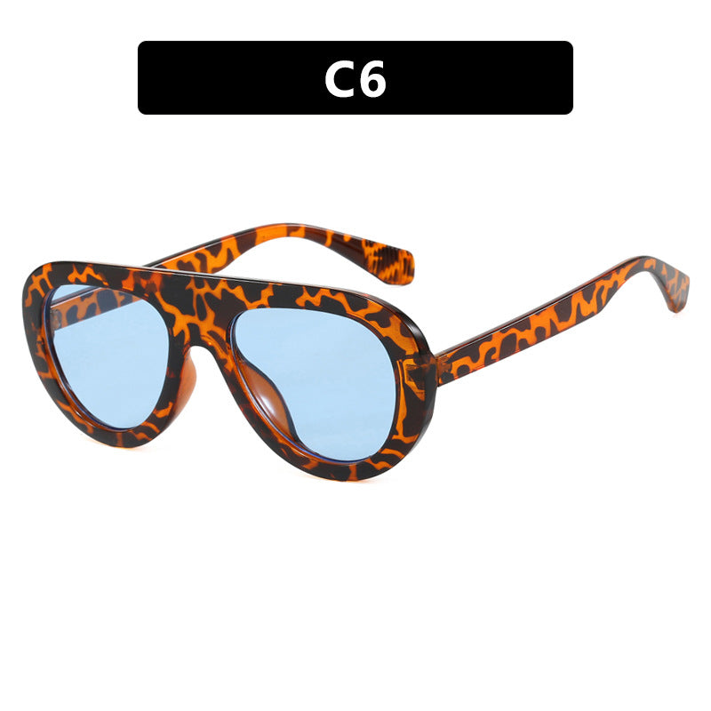 Dame moteriktig oversized solbrille med beskyttende UV-filter og komfortabel ramme Skanto