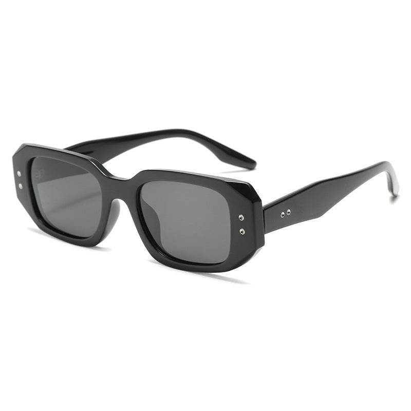 Dame moteriktig oversized solbrille med stilig ramme og UV-beskyttelse Skanto