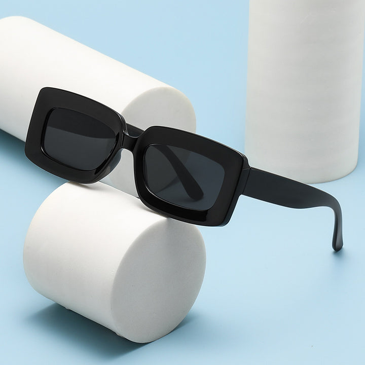 Dame trendy kvadratiske solbriller med elegant plastisk ramme Skanto