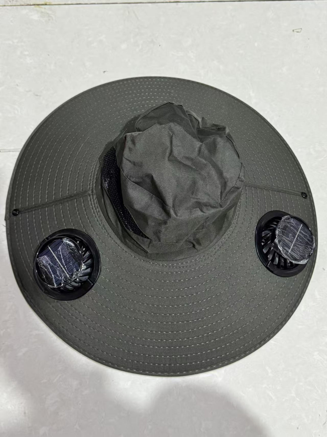 Solhatt med doble USB-vifter, pustende mesh og justerbar hakestrikk Skanto