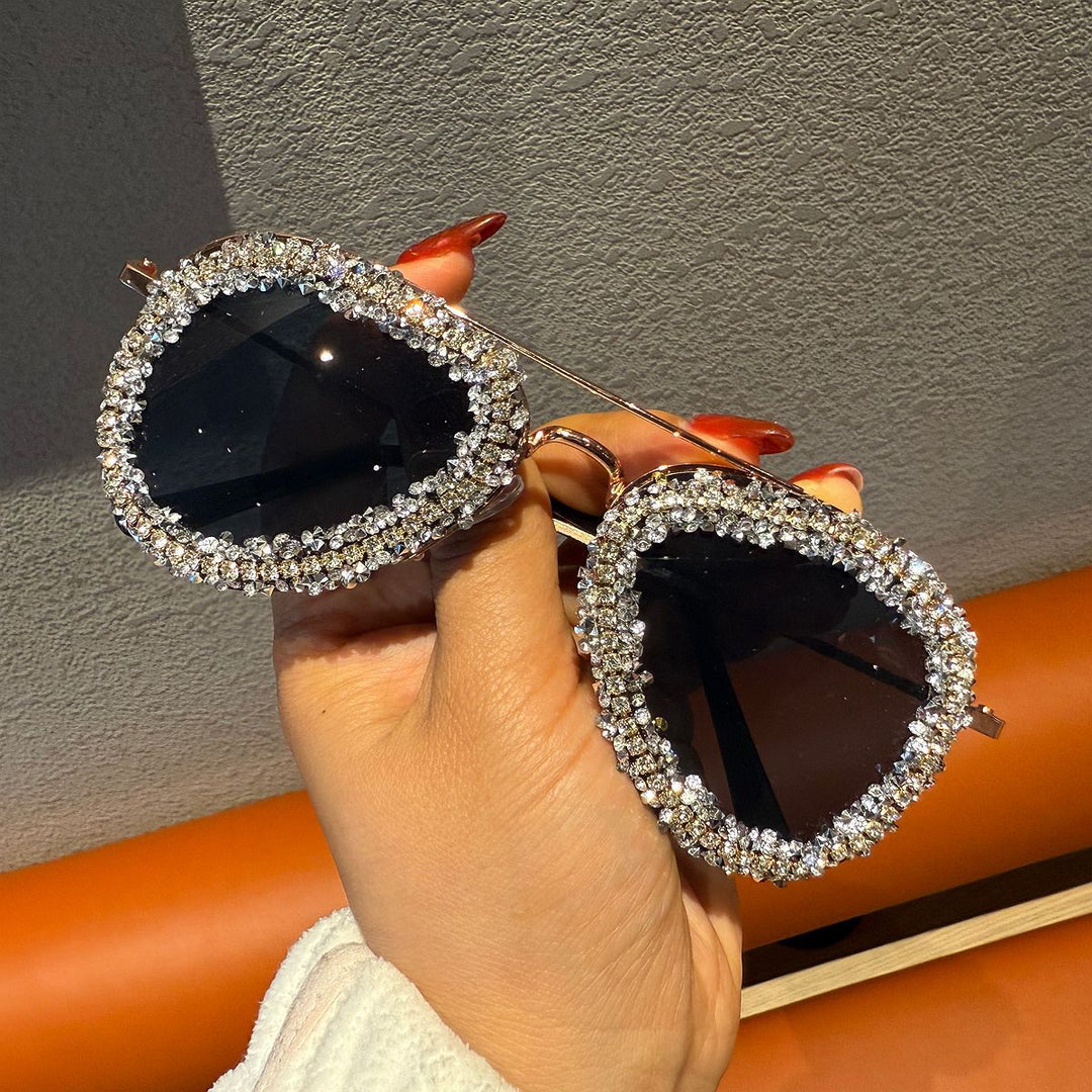 Dame solbrille med ekstravagant strassramme Skanto
