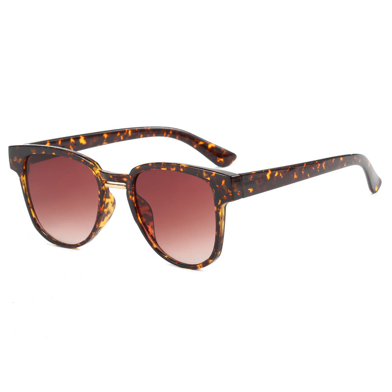Dame solbrille i moteriktig cat-eye stil Skanto
