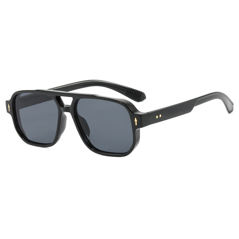 Dame moterik kvadratisk solbrille med luksuriøse detaljer Skanto