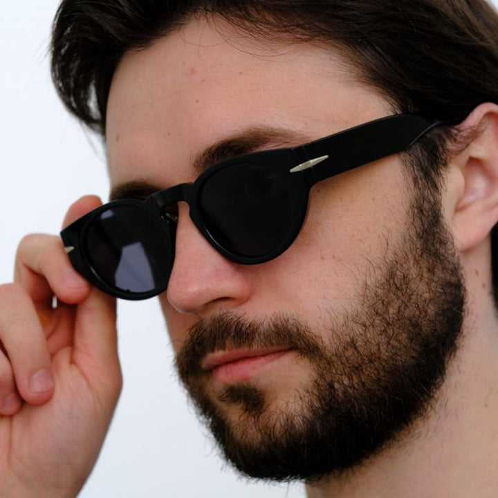 Dame moteriktig solbrille med unikt design og polariserende glass Skanto