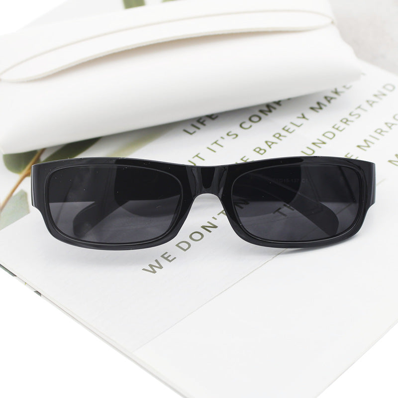 Dame moteriktig solbrille i stilrent rektangulært design Skanto