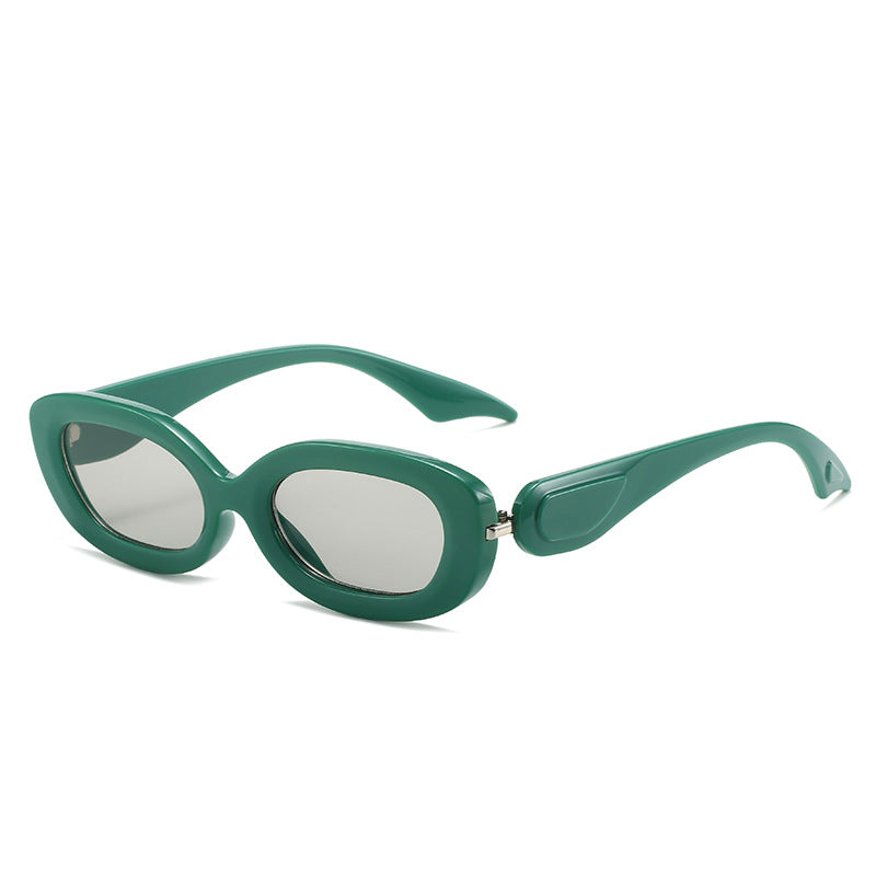 Dame moteriktig solbrille med stilfull, buet ramme Skanto