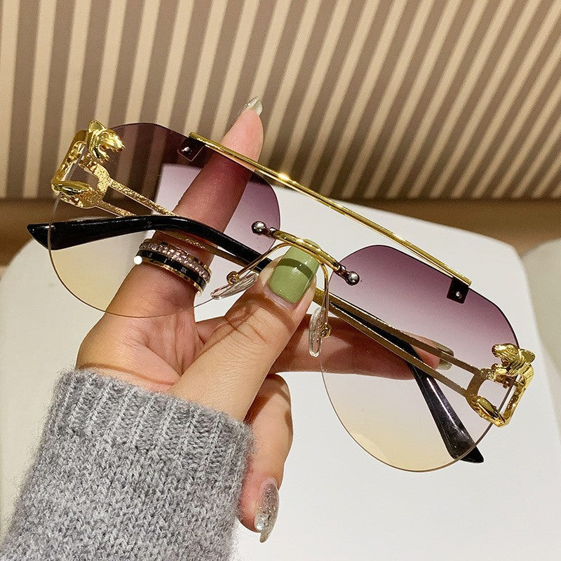 Dame Designer solbrille med unikt dyreakcent Skanto