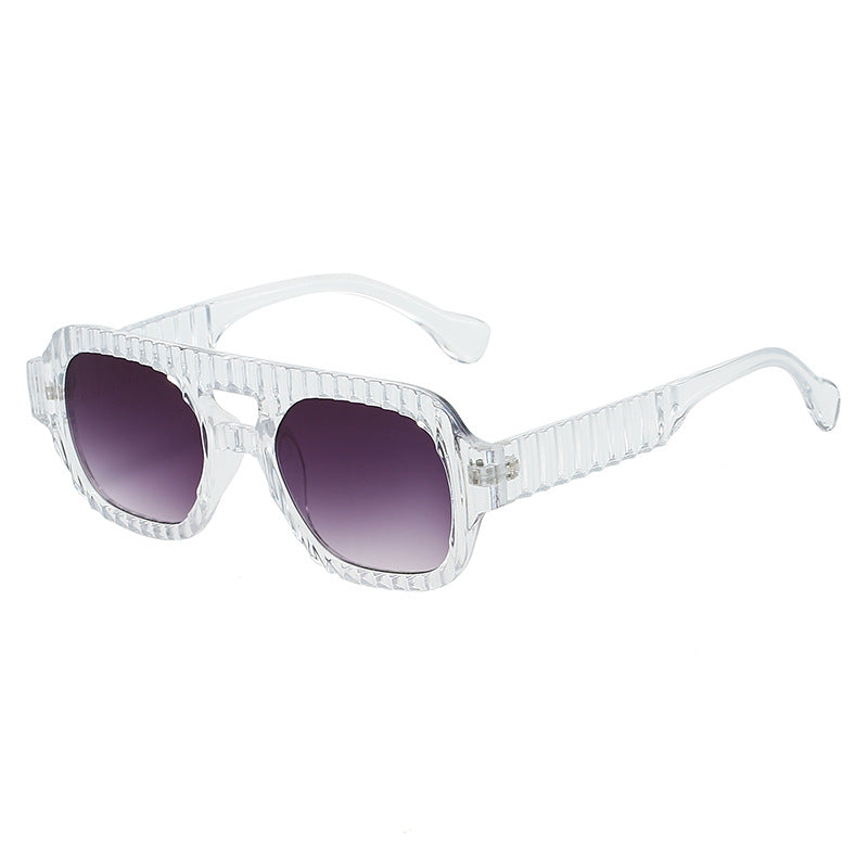 Dame moteriktig solbrille i futuristisk design med strukturert ramme Skanto