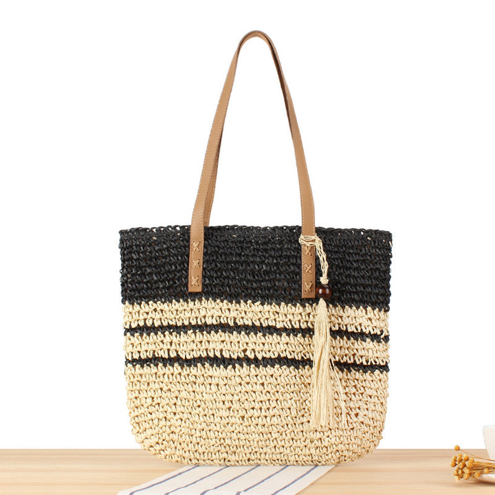 Handbag made of braided natural material with decorative tassel pendant Skanto