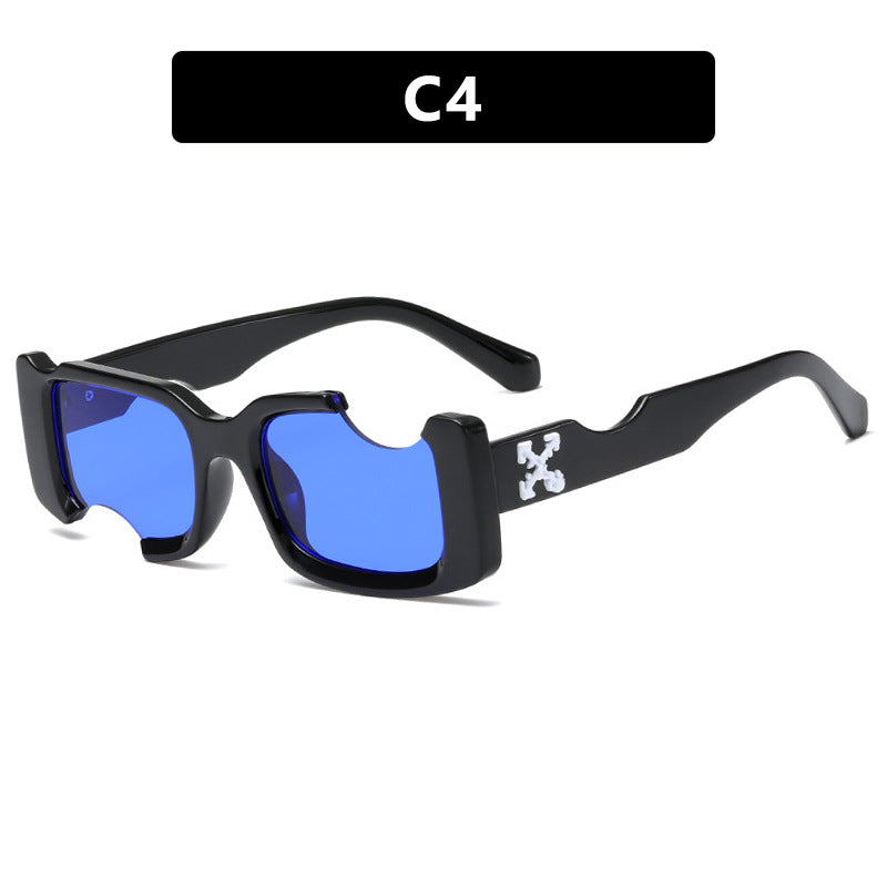 Dame moteriktig solbrille med markant design og robust plastramme Skanto