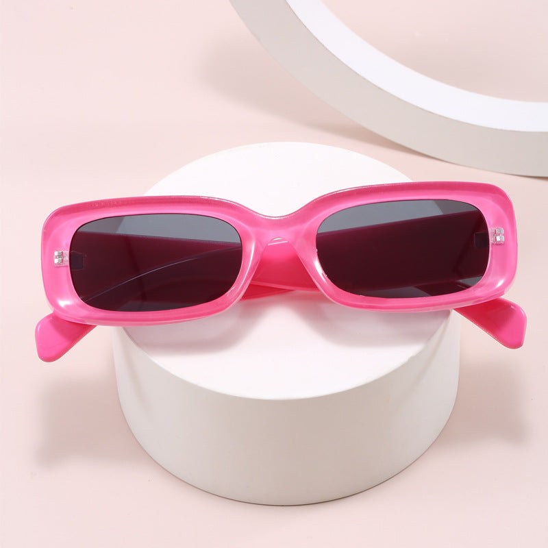 Dame stilig designer solbrille med moderne, rektangulær ramme Skanto
