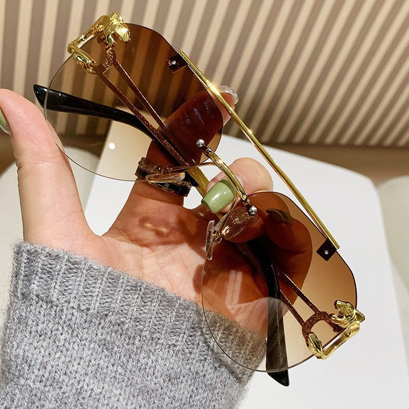 Dame Designer solbrille med unikt dyreakcent Skanto