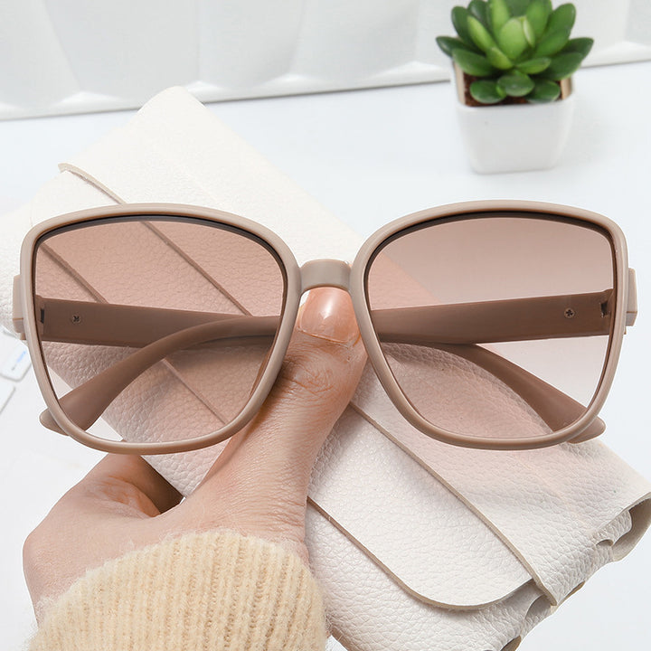 Dame elegante oversized solbriller i moderne design Skanto