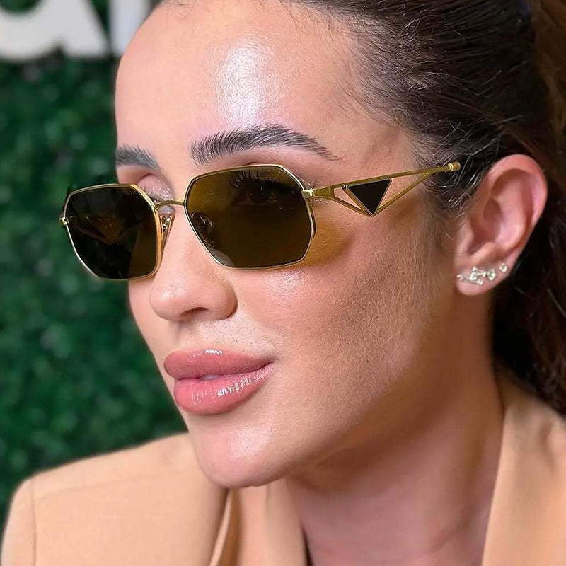 Dame geometrisk luksus solbrille med smal høyglans ramme Skanto