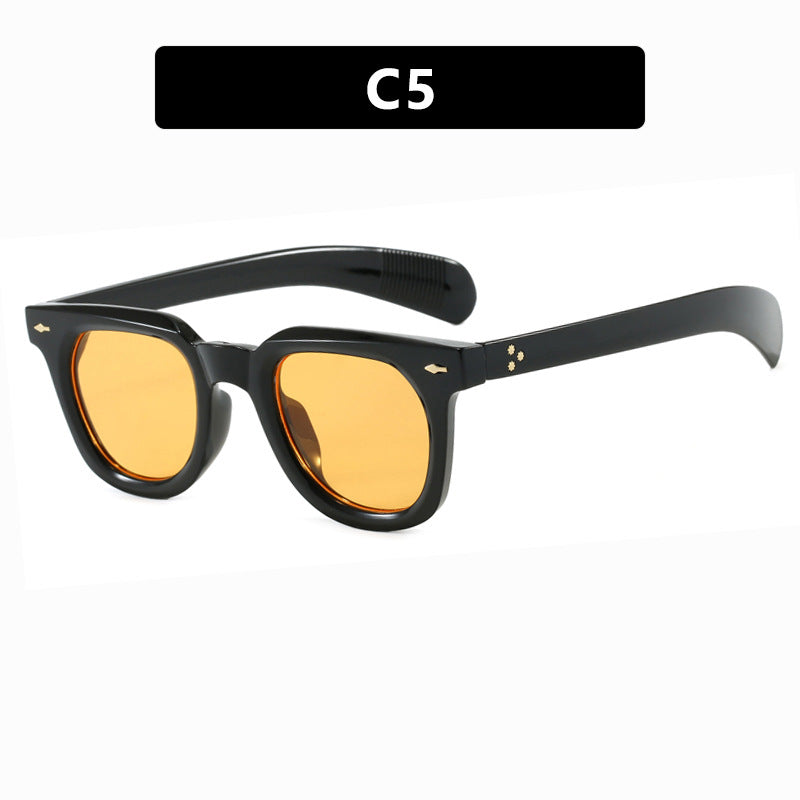 Dame modische solbrille i trendy design med elegant ramme Skanto