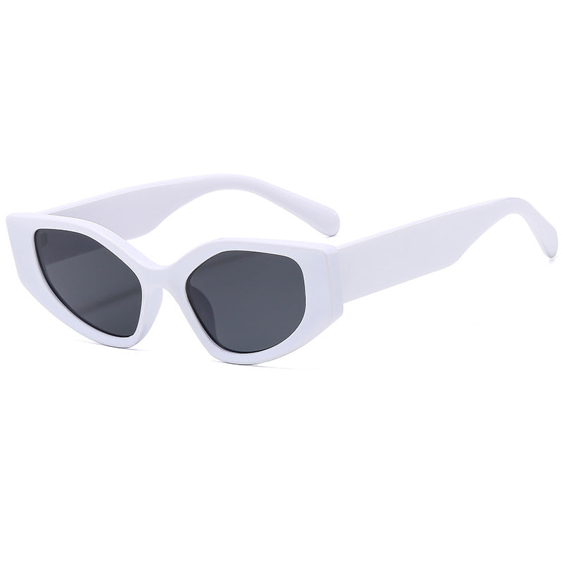 Dame moteriktig solbrille med moderne, vidvinklet ramme Skanto