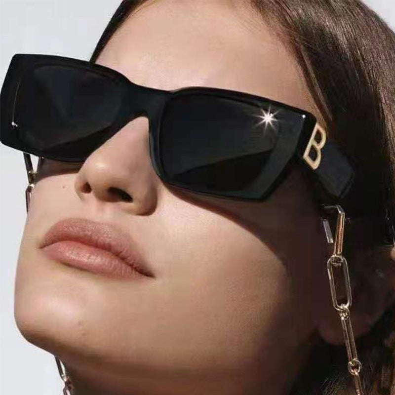 Dame moteriktig geometrisk solbrille med unike designelementer Skanto