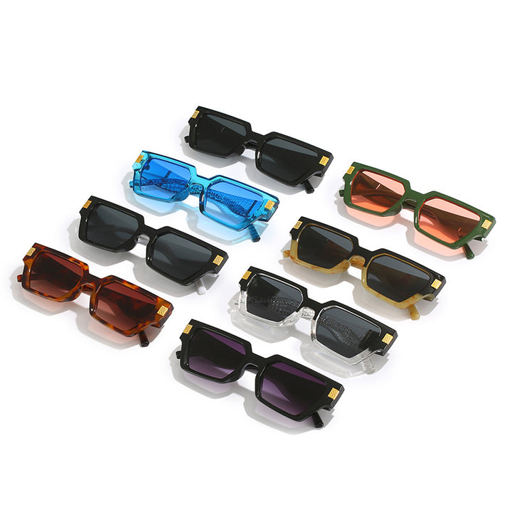 Dame moteriktig solbrille med unik geometrisk ramme og luksuriøse detaljer Skanto