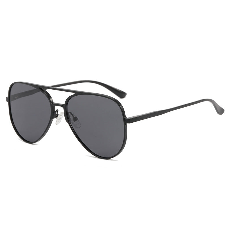 Dame pilot solbrille med UV-beskyttelse og elegant ramme Skanto