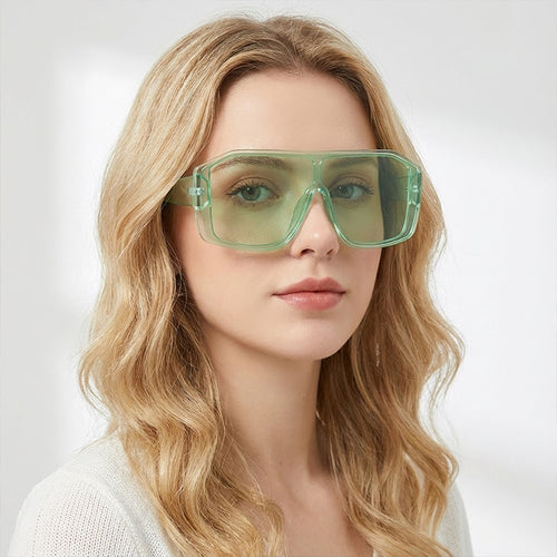 Dame oversized solbrille med robust ramme og stilig design Skanto