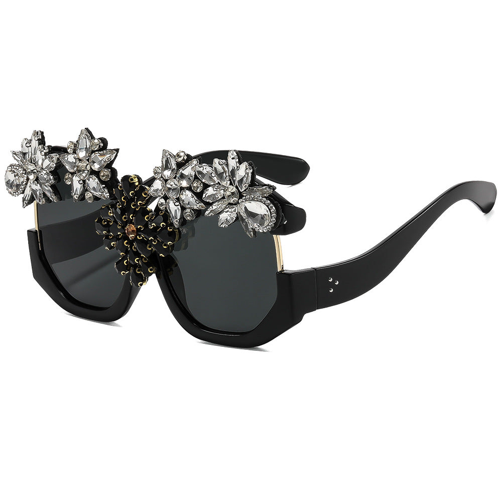 Dame Glamorøs solbrille med glitrende krystallblomster Skanto
