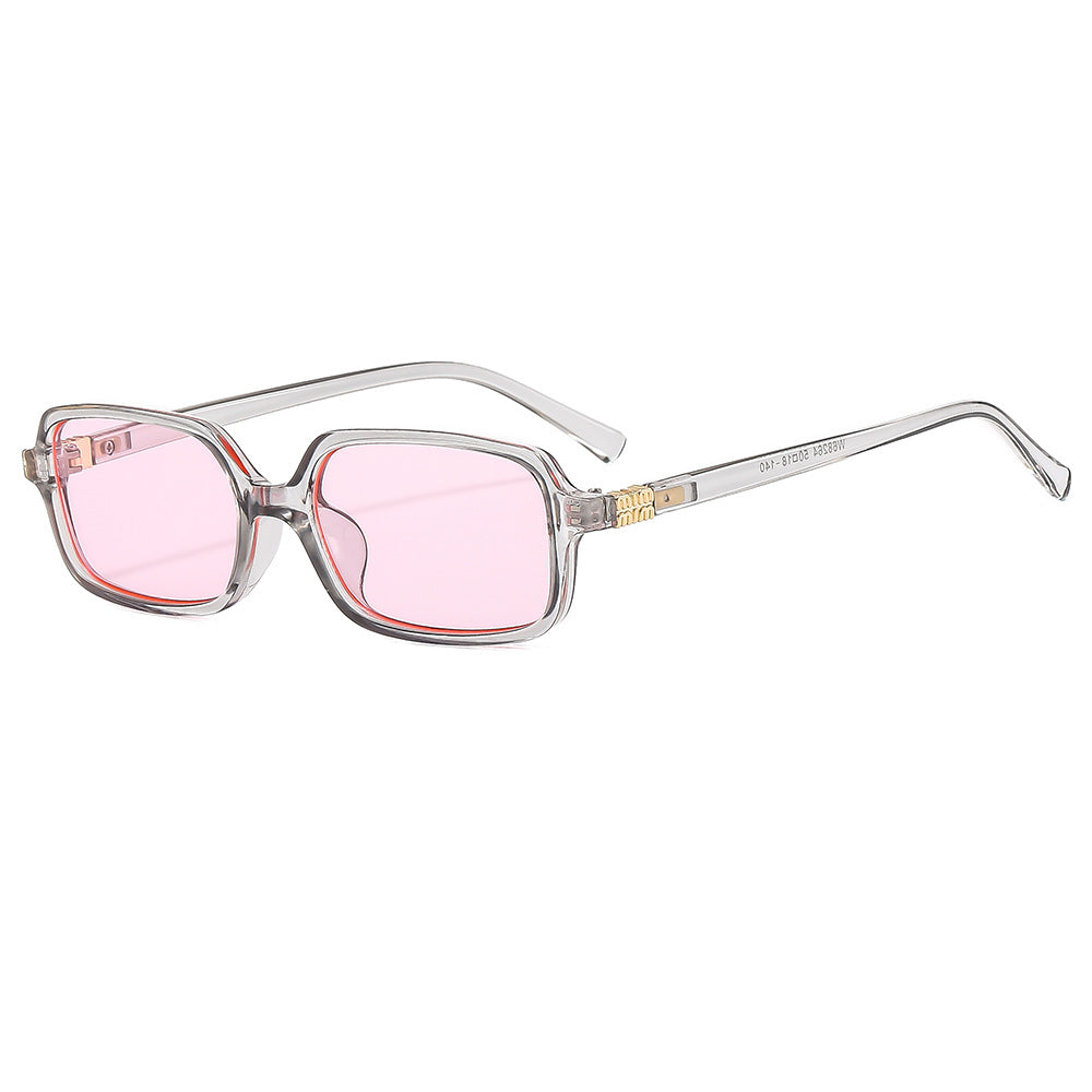 Dame moteriktig solbrille med elegant plastramme og originalt design Skanto