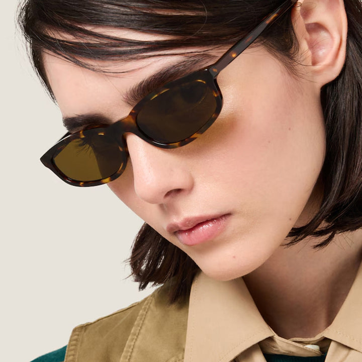 Dame moteriktig solbrille med elegant design Skanto