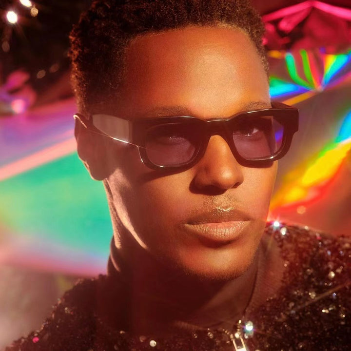 Dame moteriktig solbrille med innovativ, rektangulær ramme Skanto