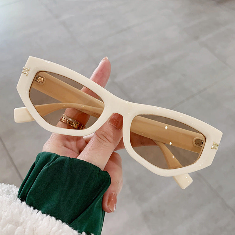 Dame geometrisk solbrille med bøyd ramme og beskyttende UV-filter Skanto