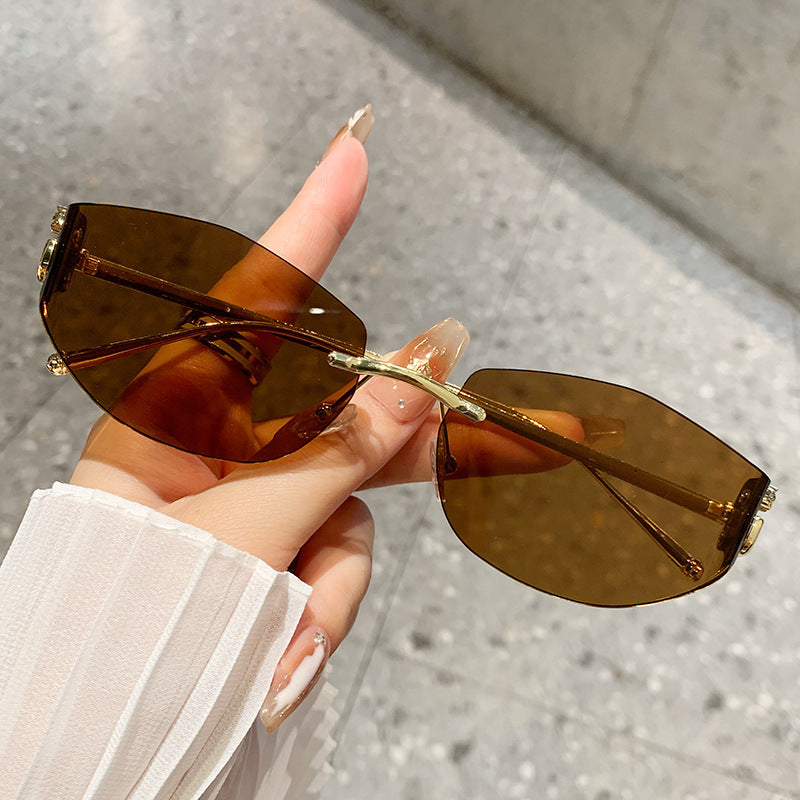 Dame moteriktig solbrille med innovativt sjakkert design Skanto