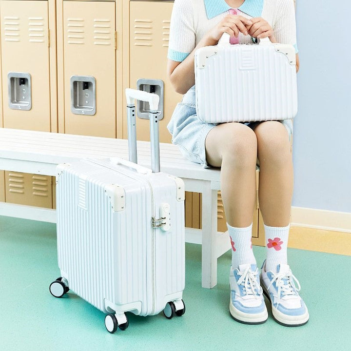 Robust hard shell suitcase in modern design Skanto