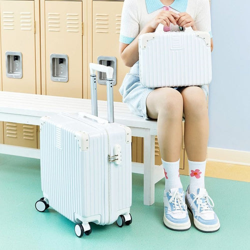 Robust hard shell suitcase in modern design Skanto