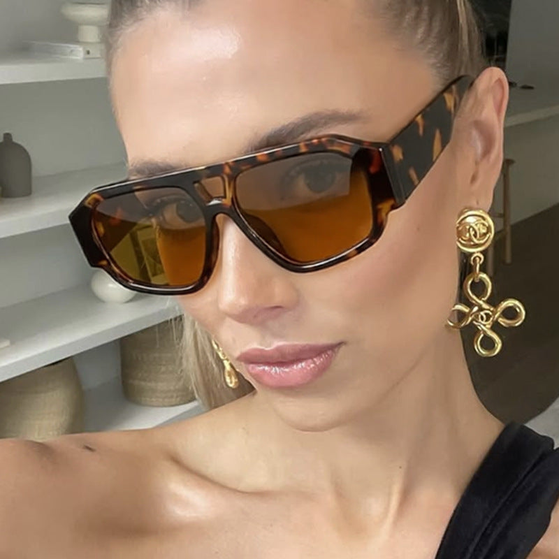 Dame solbrille med iøynefallende oktagon-design og UV-beskyttelse Skanto