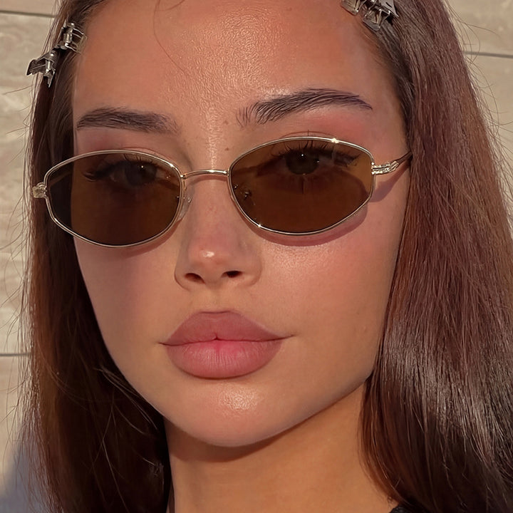 Dame moteriktig solbrille i minimalistisk ovalt design Skanto