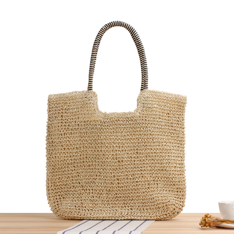 Håndlaget bast-crossbody veske med strukturert design Skanto