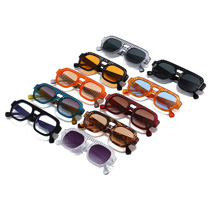 Dame moteriktig solbrille i futuristisk design med strukturert ramme Skanto