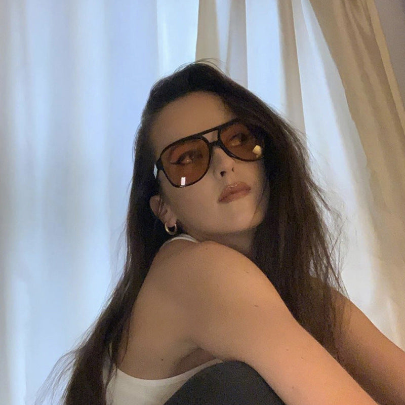 Damer oversized solbrille i sporty-elegant design Skanto