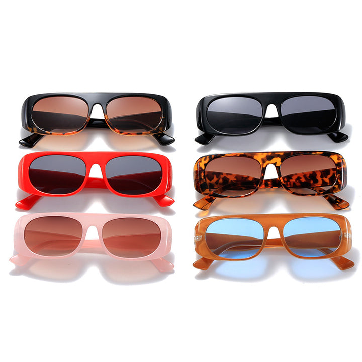 Dame moteriktig solbrille i elegant skjolddesign Skanto
