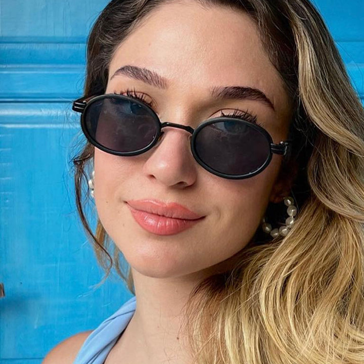 Dame rund solbrille med lette glass og gyldne detaljer Skanto