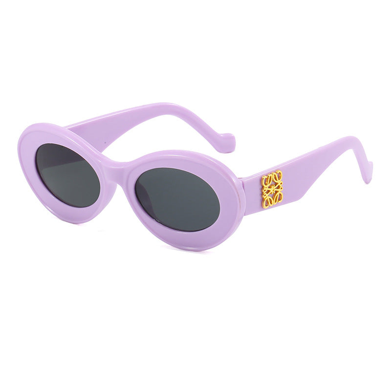Dame moteriktig solbrille med oval ramme og gullapplikasjoner Skanto