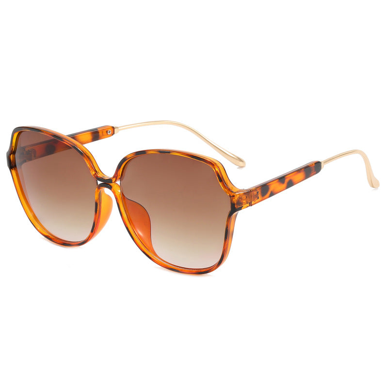 Dame solbrille i elegant oversized design Skanto