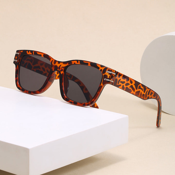 Dame moteriktig oversized solbrille med holdbar plastinnfatning Skanto