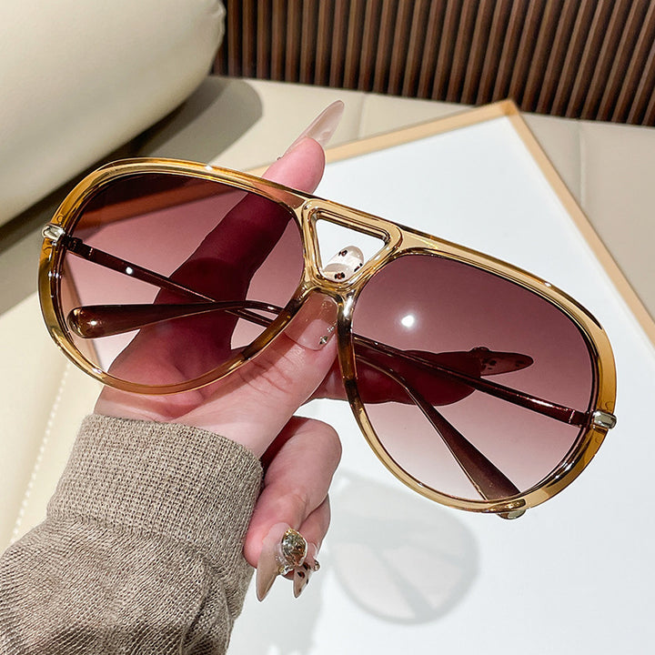 Dame solbrille i ekstravagant design med markante glass Skanto