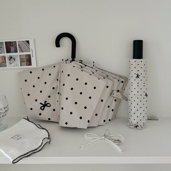 Dame kompakt paraply med stilfull prikkedesign Skanto