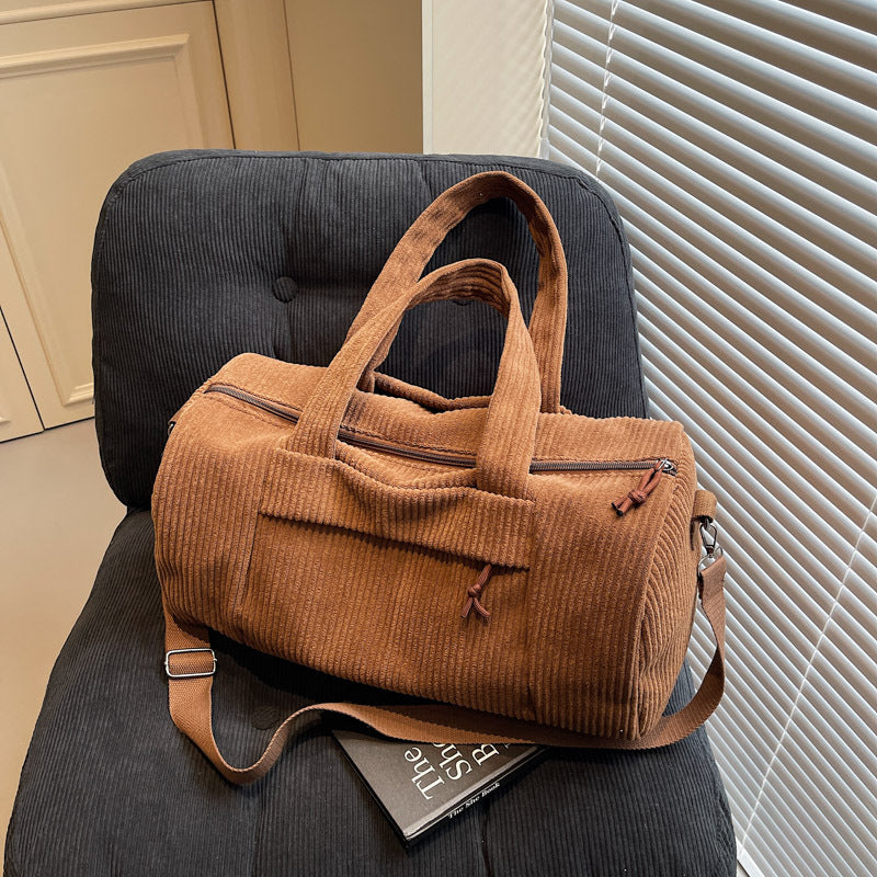 Sporty reiseveske laget av fuzzy cord-materiale med justerbar skulderrem Skanto
