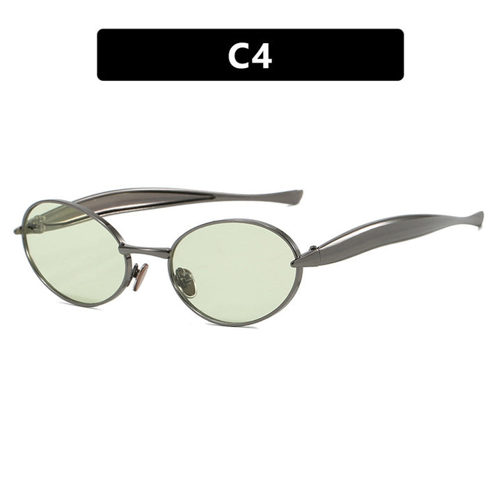 Dame moteriktig solbrille med oval ramme og glitrende detaljer Skanto