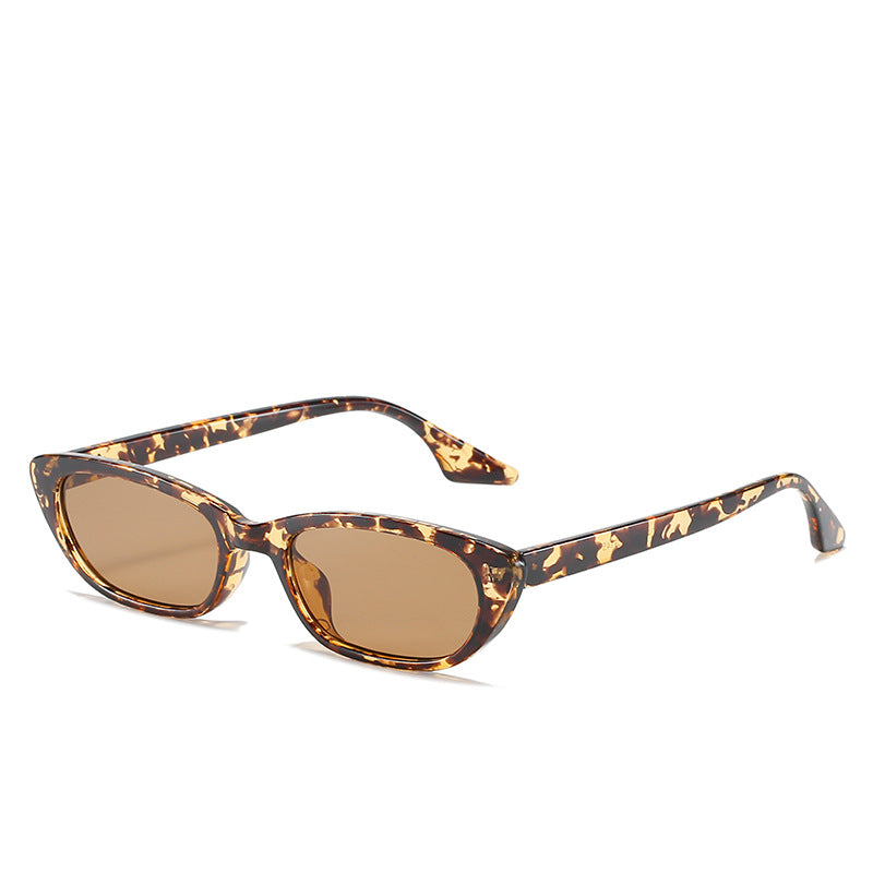 Dame moderne solbriller i trendy cat-eye-stil med gjennomsiktig ramme Skanto