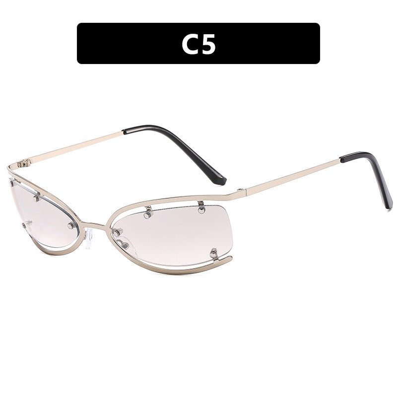 Dame moteriktig solbrille med elegant rammestruktur og trendy linser Skanto
