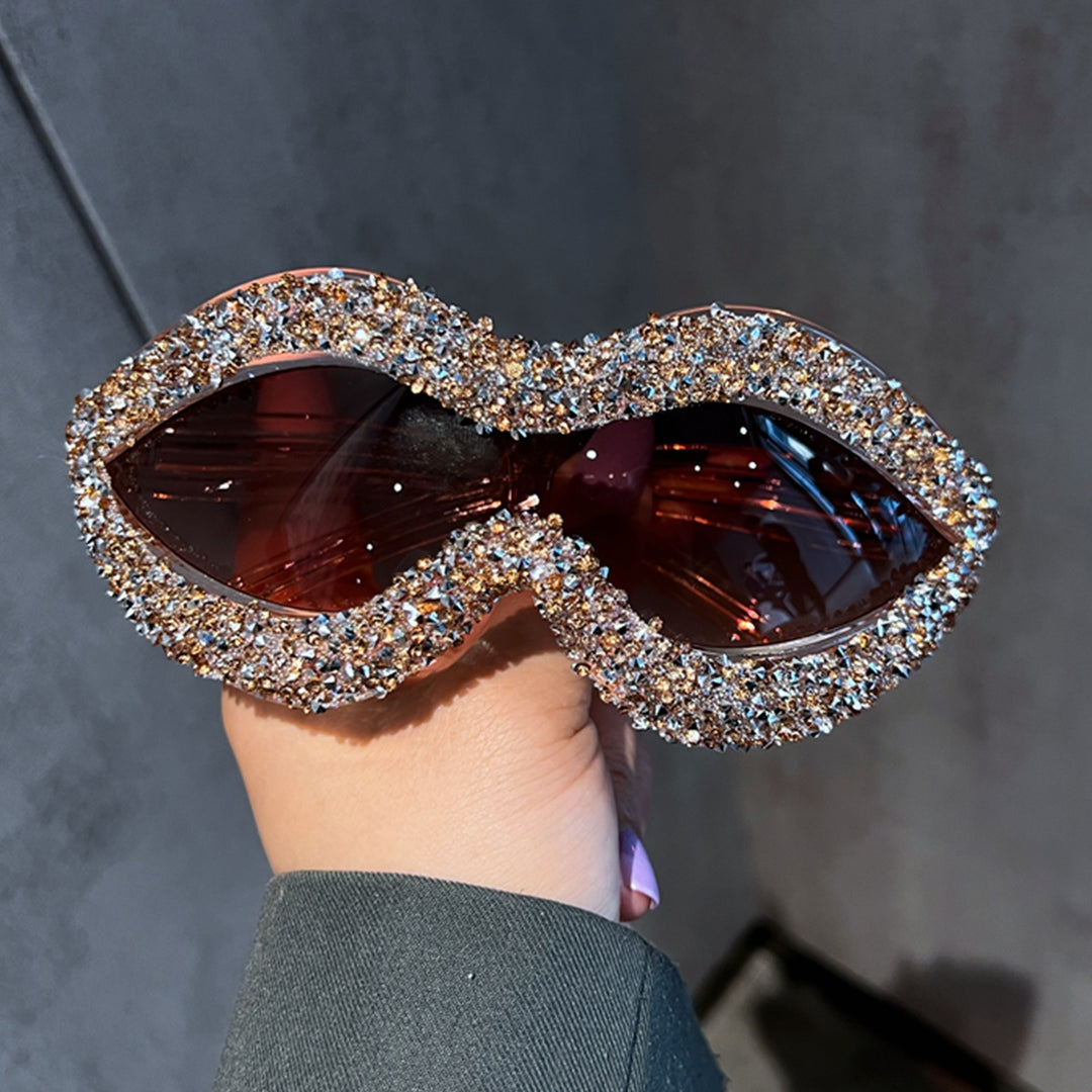 Dame statement solbrille med glitrende strassdetaljer Skanto