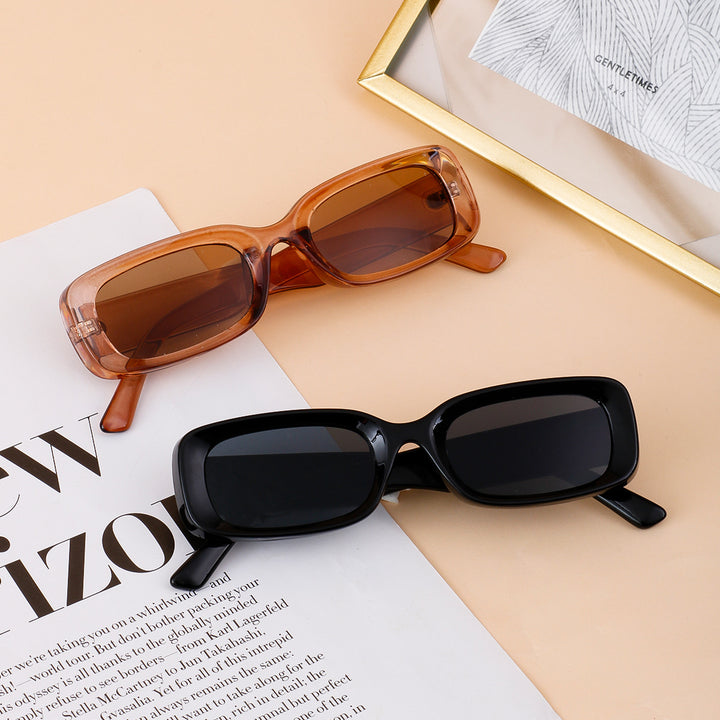 Dame moteriktig solbrille i retro-stil med bred ramme Skanto
